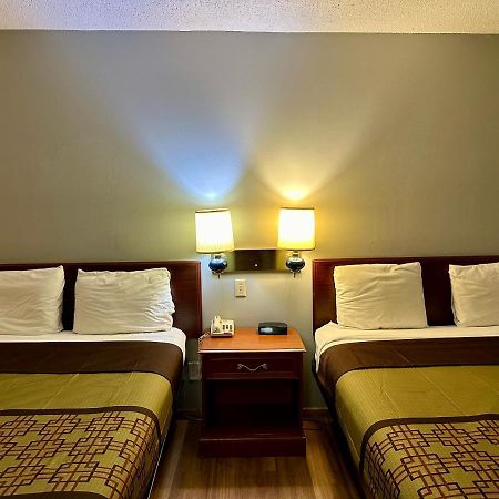 Thunderbird Motor Inn Baraboo Buitenkant foto