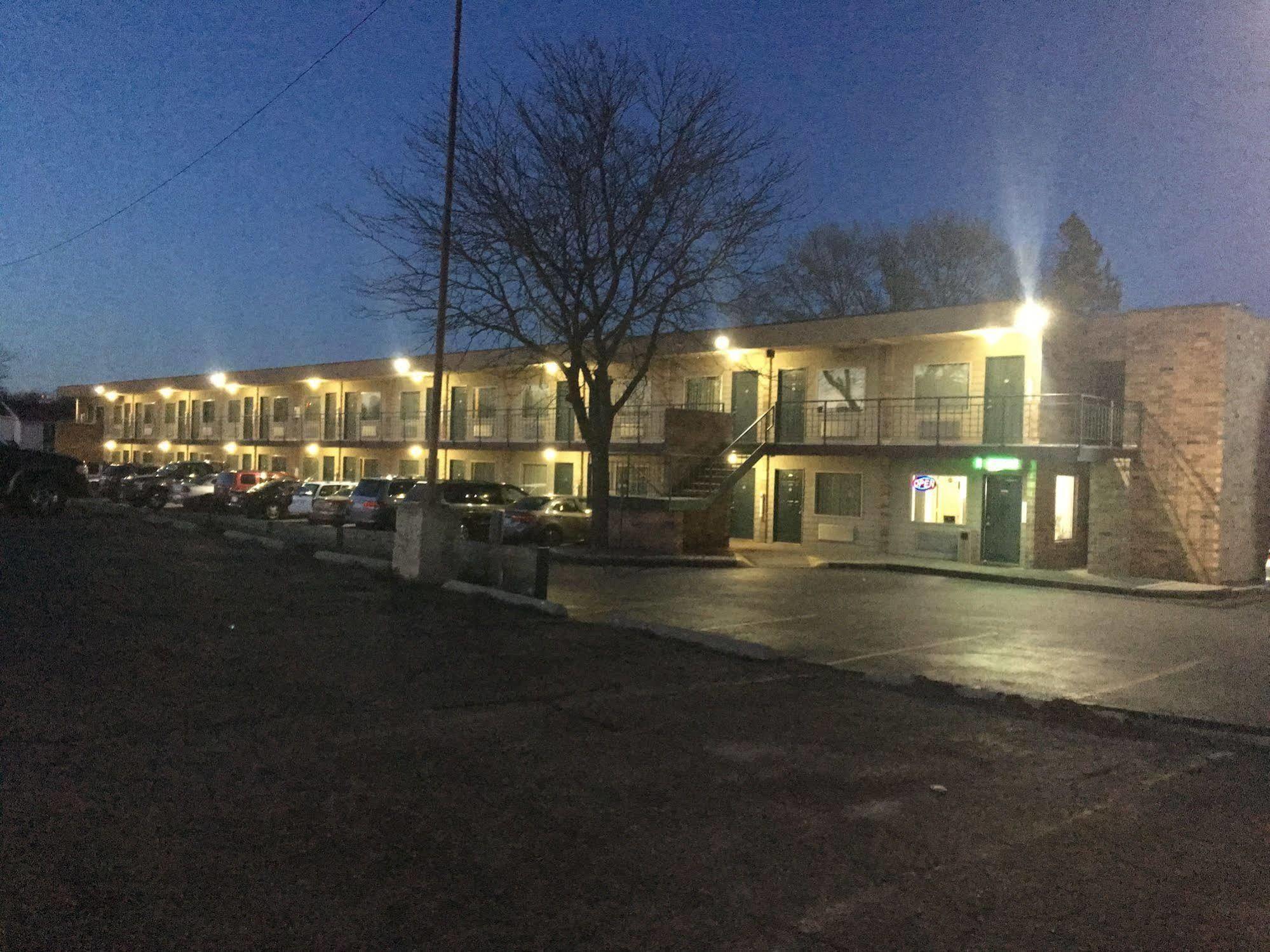 Thunderbird Motor Inn Baraboo Buitenkant foto